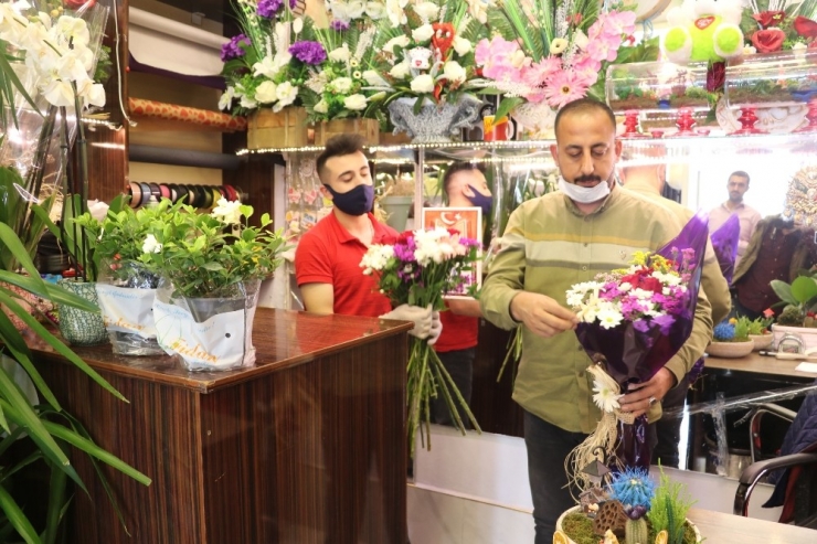 Şanlıurfa’da Çiçekçilerde Anneler Günü Mesaisi