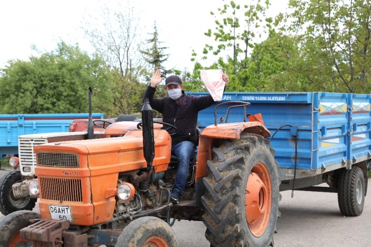 Sincan Belediyesinden Trafik Haftasında Çiftçilere Reflektör Hediyesi
