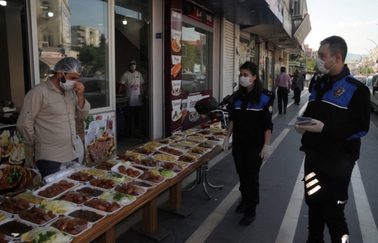 Cizre Polisi Korona Virüs İle Mücadele Kapsamında Esnafa Broşür Dağıttı