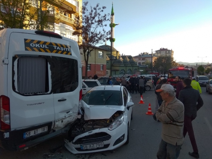 Otomobil Park Halindeki Araca Çarptı: 3 Yaralı