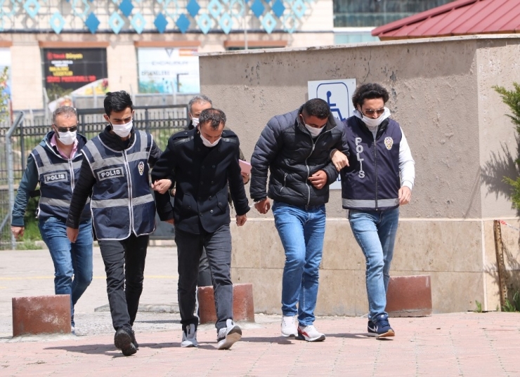 Jandarmayız Diyerek Dolandırdılar, Kaçışları 24 Saat Sürmedi