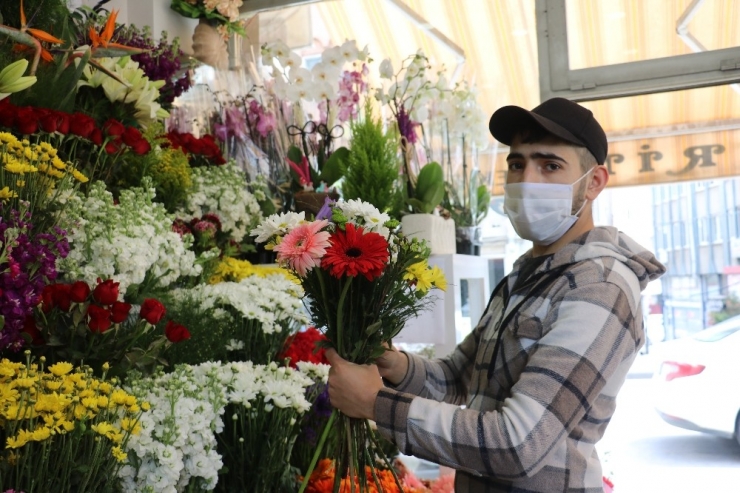 Sokağa Çıkamayanlar, Anneler Günü Çiçeklerini Telefonla Sipariş Verdi