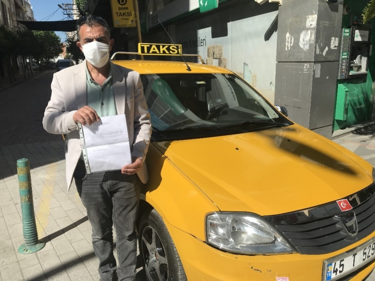 Akhisarlı Taksici Sağlık Çalışanlarını Ücretsiz Taşıyor