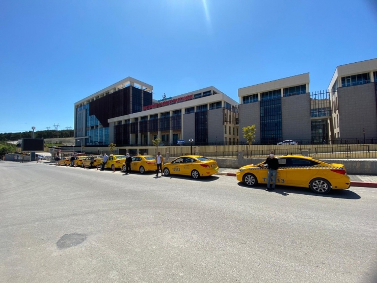 Sultanbeyli’de Taksicilerden Sağlıkçılara Ücretsiz Taşıma Hizmeti