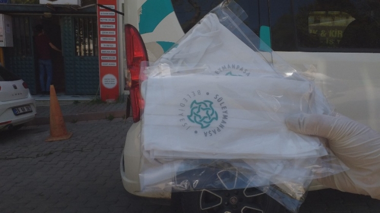 Kapı Kapı Maske Dağıtıyorlar