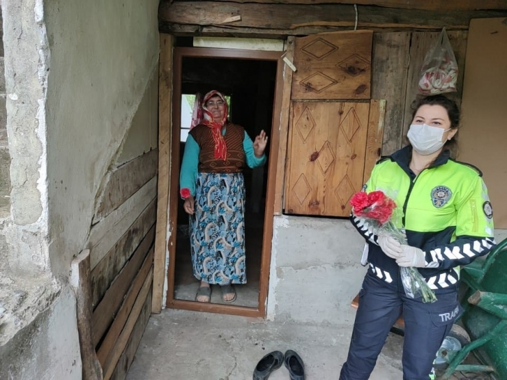 Artvin’de Trafik Haftasında Polis Ekipleri 65 Yaş Üstü Anneleri Ve Çocukları Unutmadı