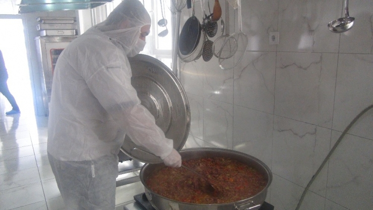 Vanlı Yetim Çocuklara Yemek İkramı