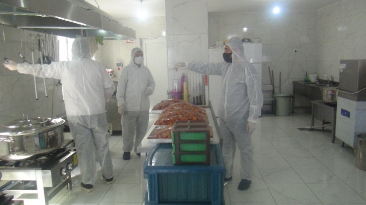 Vanlı Yetim Çocuklara Yemek İkramı