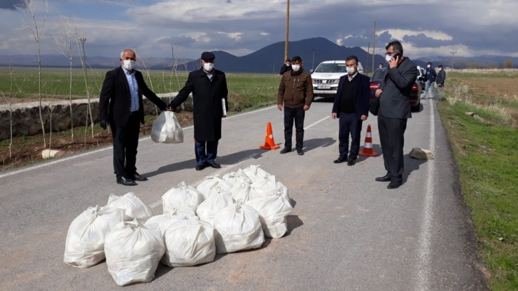 Çaldıran Belediyesi’nden Karantinadaki Mahalleye Dezenfektan Malzemesi Desteği
