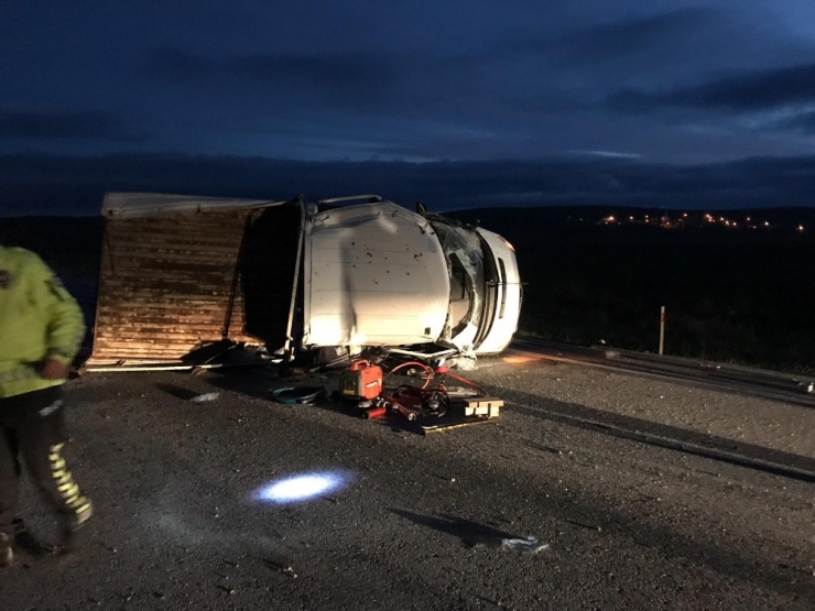 Kamyonet Karşı Yola Geçerek Devrildi: 1 Ölü, 3 Yaralı