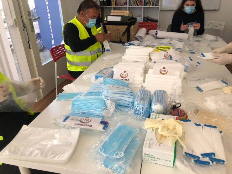 Almanya’da Türk Stk’lar Ürettikleri Maskeleri Belediye Ve Sağlık Kuruluşlarına Bağışlıyor