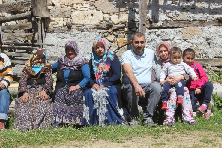 Tam 108 Yaşında...sokağa Çıktı, İçişleri Bakanı’nın Hediyesiyle Büyük Mutluluk Yaşadı