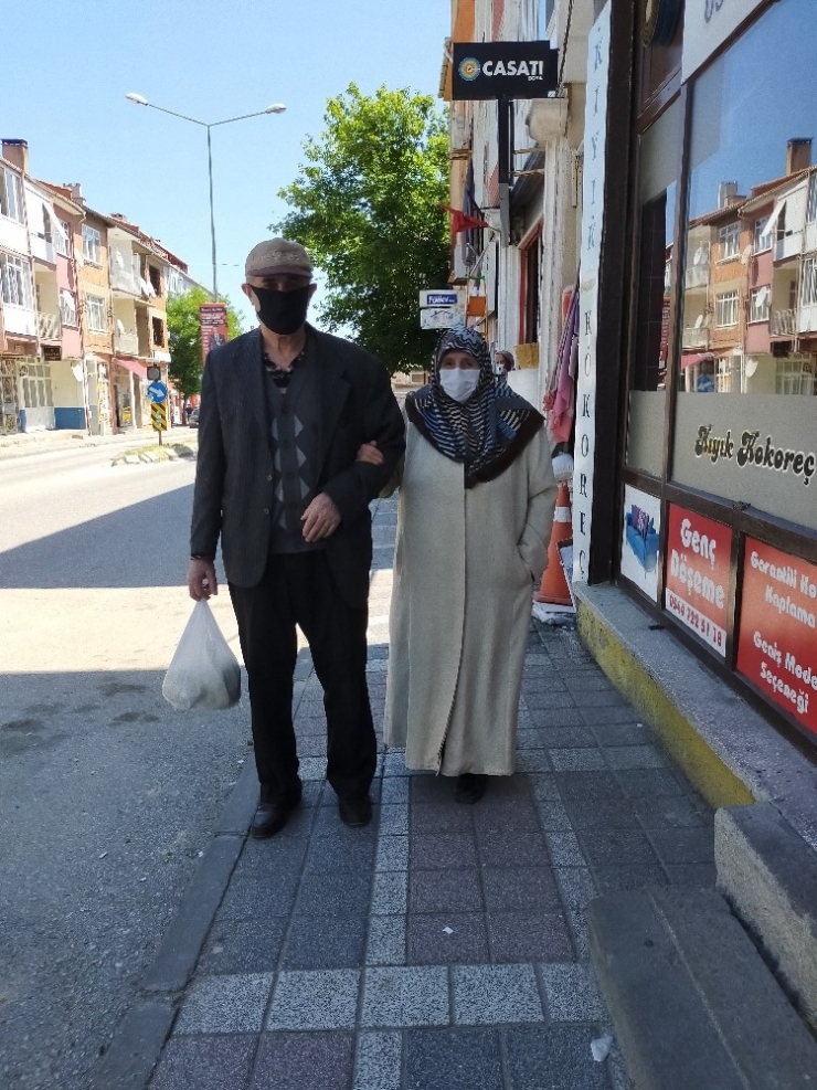 50 Gün Sonra Kol Kola Gezmenin Mutluluğunu Yaşadılar