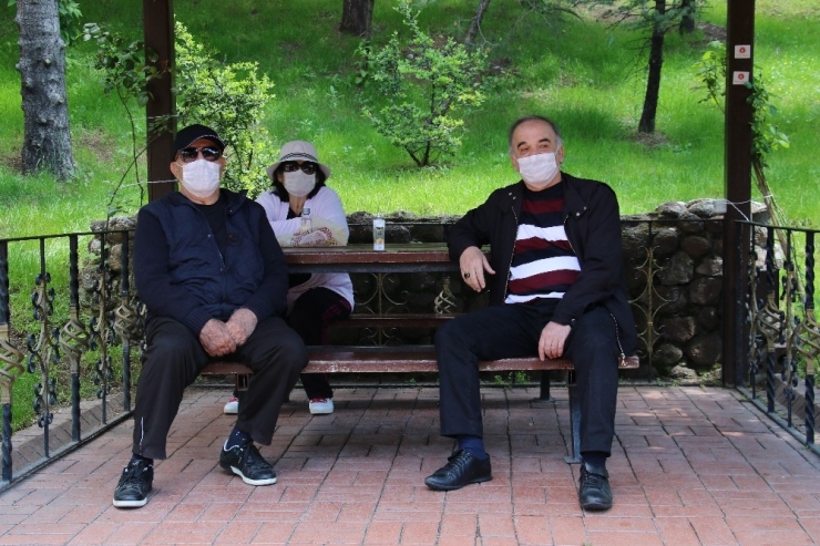 65 Yaş Üstü Vatandaşlar 4 Saatliğine Sokağa Çıktı