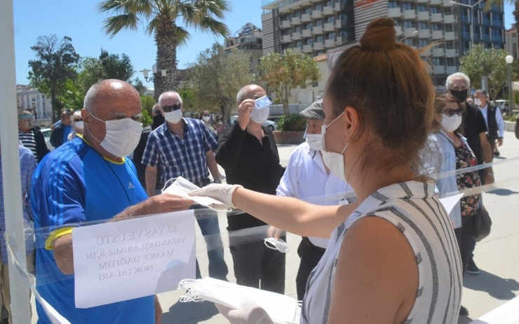 Kuşadası’nda Sahiller, Cadde Ve Sokaklar 65 Yaş Üzeri Vatandaşların