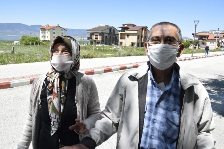 Dört Saatte Çocukluklarına Dönüp Salıncağa Bindiler