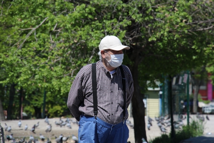 65 Yaş Ve Üstü Vatandaşlar Uzun Bir Aradan Sonra 4 Saatliğine Sokağa Çıktı