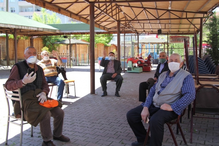 İki Ay Sonra Sokağa Çıkan Vatandaşlar: "Allah Devletimize Zeval Vermesin"