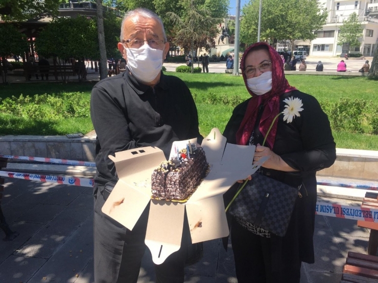 Yaşlı Vatandaş 71. Yaş Gününü Sokakta Kutladı