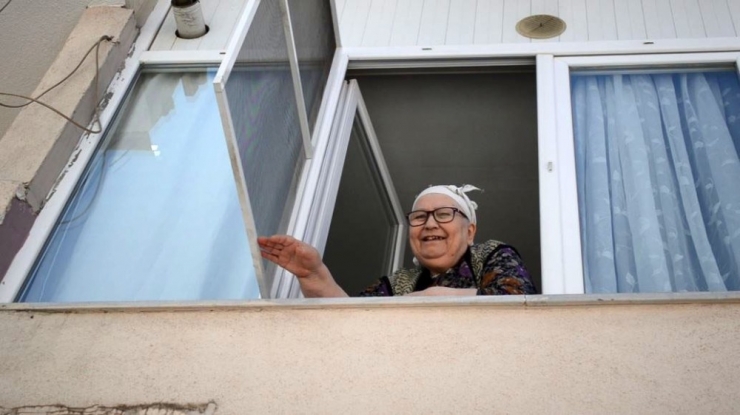 Sokağa Çıkmayan Fatma Nine: “Korona Ne Zaman Biterse O Zaman Çıkarım”