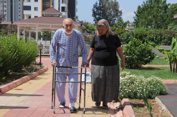 Burhan Amca, Dışarıya Çıkmanın Sevincini Yaşadı: “Hürriyetine Kavuşmuş Gibi Oluyorsun”