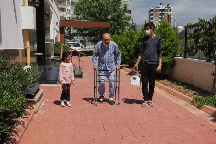 Burhan Amca, Dışarıya Çıkmanın Sevincini Yaşadı: “Hürriyetine Kavuşmuş Gibi Oluyorsun”