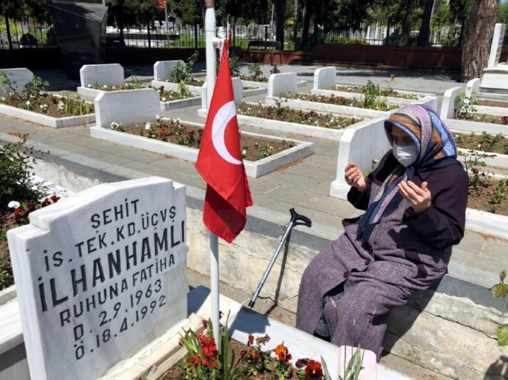 Sokağa Çıkma İzninde Şehit Oğlunun Mezarına Koştu