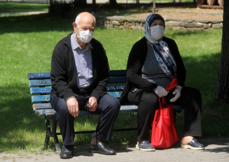 65 Yaş Üstü Parklara Akın Etti