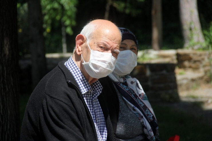 65 Yaş Üstü Parklara Akın Etti