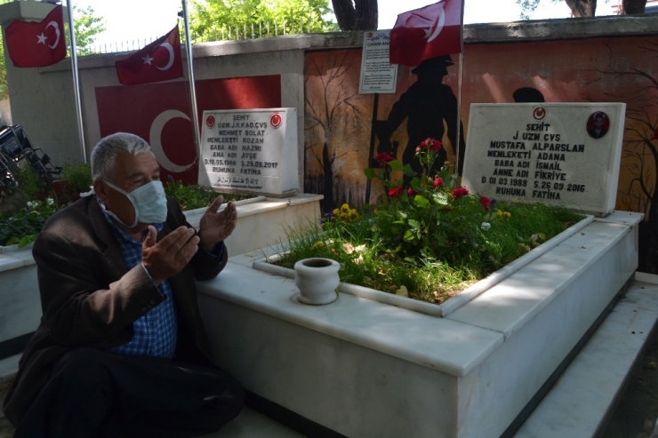 65 Yaş Üstü Vatandaşlar Şehitliklere Koştu