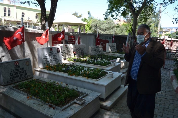 65 Yaş Üstü Vatandaşlar Şehitliklere Koştu