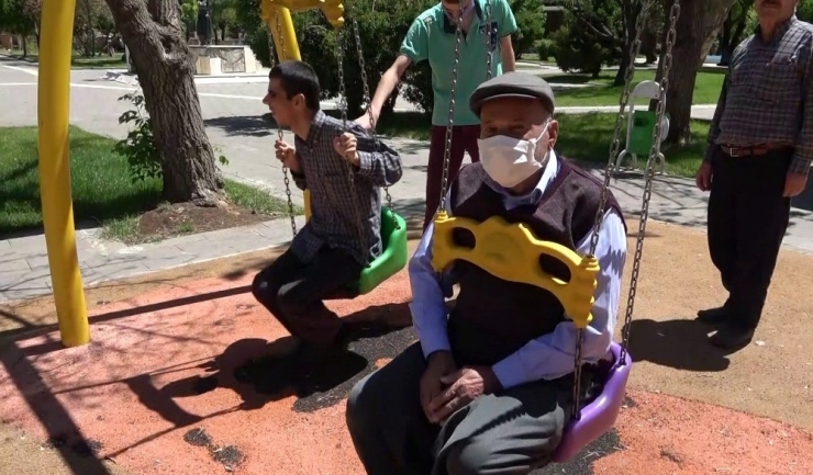 2 Ayın Ardından Salıncağa Koştu