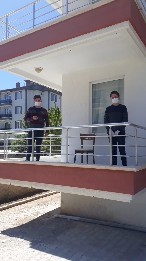 Covid-19 Tedavisi Gören Sağlık Çalışanı Annesini Kurbanlar Keserek Karşıladı