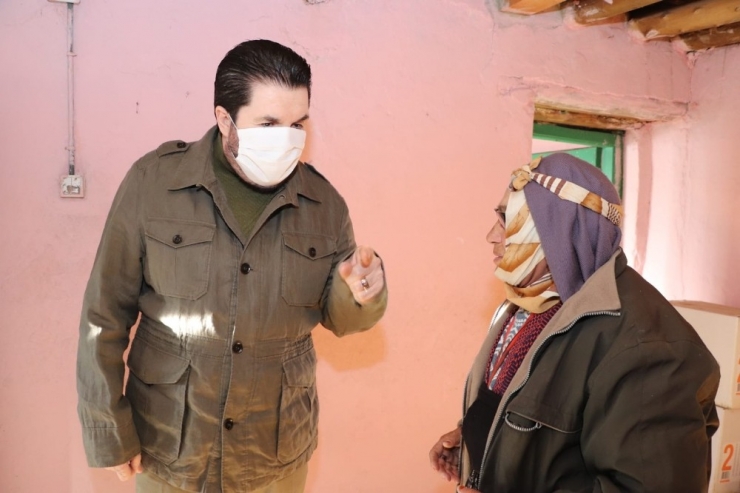 Başkan Sayan, Anneler Günü İçin Gittiği Evde Gördüğü Manzaradan Dolayı Defalarca Özür Diledi