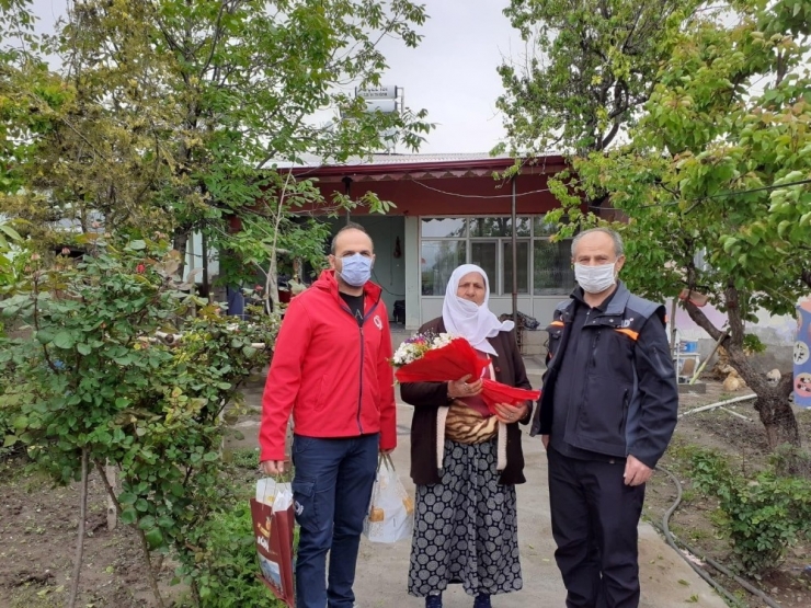 Bakan Selçuk, Şehit Anneleri Ve Huzurevindeki Büyüklerin Anneler Gününü Kutladı