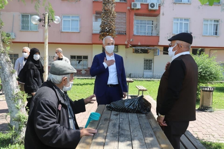 Gültak, Parklara Akın Eden Yaşlı Vatandaşlarla Sohbet Etti