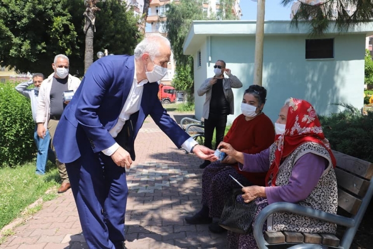 Gültak, Parklara Akın Eden Yaşlı Vatandaşlarla Sohbet Etti