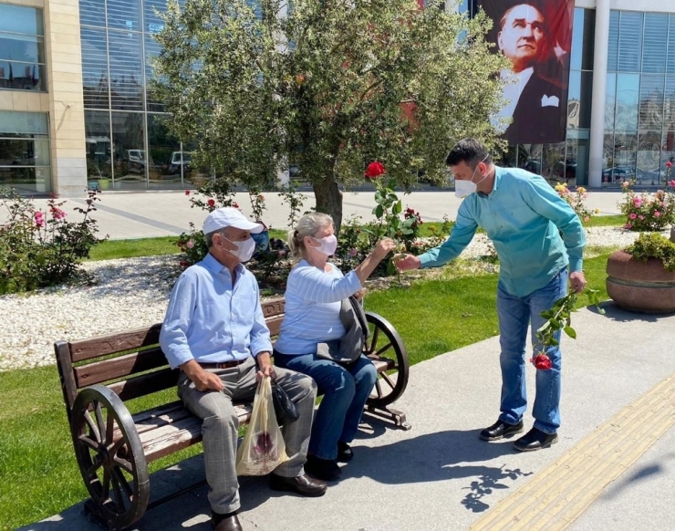 Akhisar Belediyesi Sokaklardaki 65 Yaş Ve Üzeri Anneleri Unutmadı