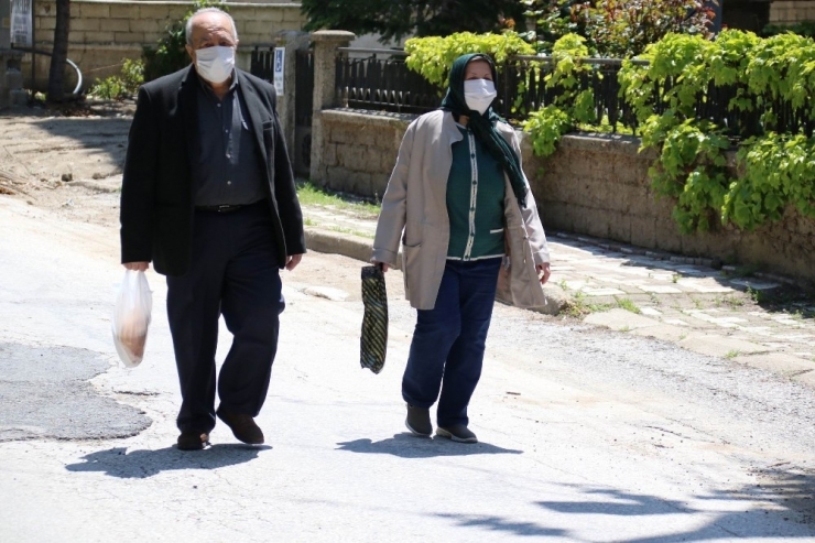 Akşehir’de 65 Yaş Üzeri Vatandaşlar Güneşli Havanın Tadını Çıkardı