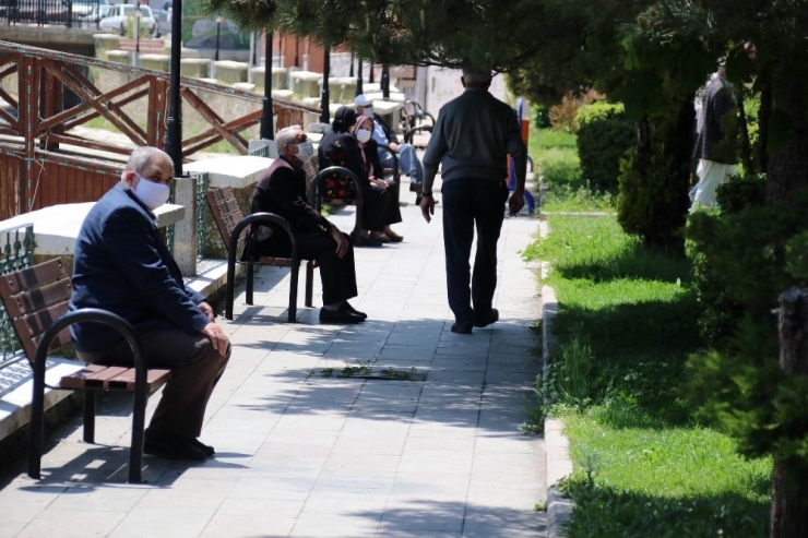 Akşehir’de 65 Yaş Üzeri Vatandaşlar Güneşli Havanın Tadını Çıkardı