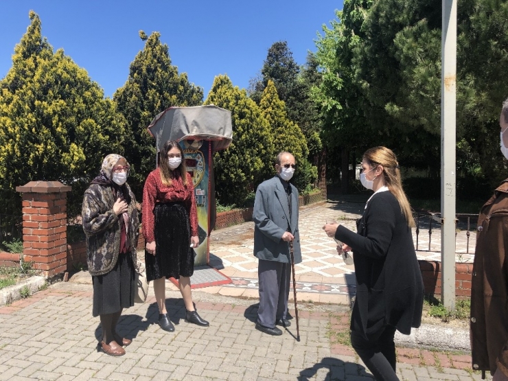 Başkan Tekin Anneler Gününde Çiçek Ve Maske Dağıttı