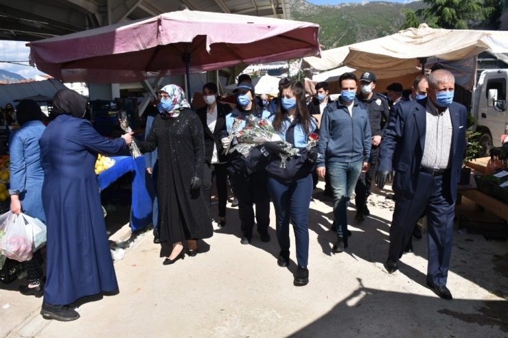 Amasya’da Başkan Sarı’dan Annelere Çiçek Jesti