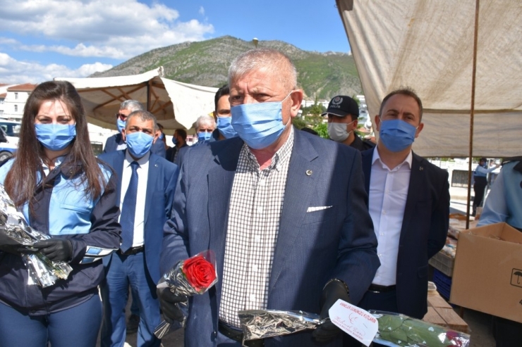 Amasya’da Başkan Sarı’dan Annelere Çiçek Jesti