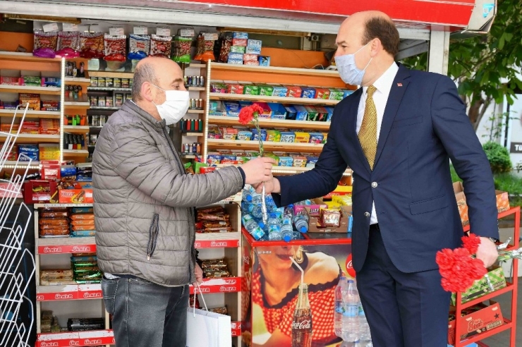 Büyükşehirden Muhtarlara, Büfeci Esnafına Ve 65 Yaş Üstü Vatandaşlara Maske Desteği