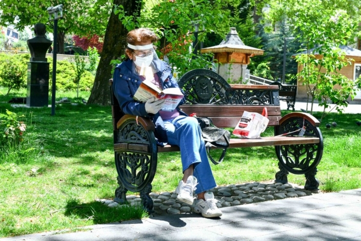 Ankara’da 65 Yaş Ve Üstü Vatandaşlara Parklarda Maske Dağıtıldı