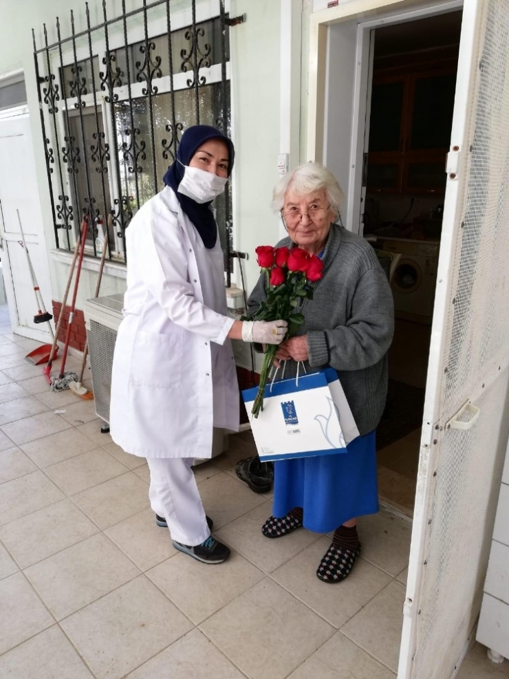 Kuşadası Belediyesi Anneleri Unutmadı