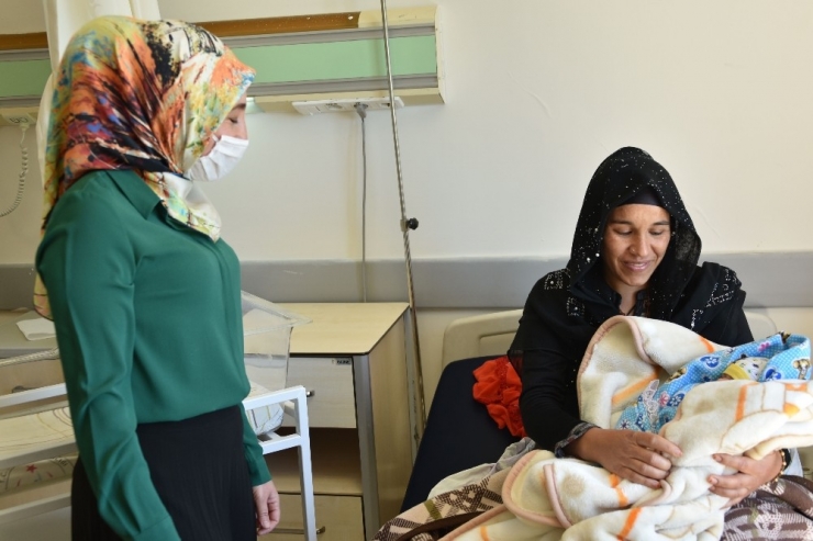 Anneler Günü’nde İlk Defa Annelik Duygusunu Tattılar