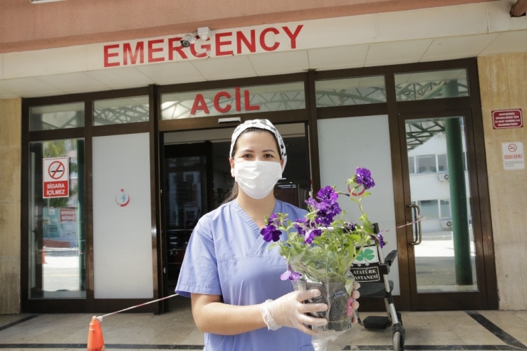 Antalya’da Hem Anneler Hem Çiçek Üreticisi Sevindi