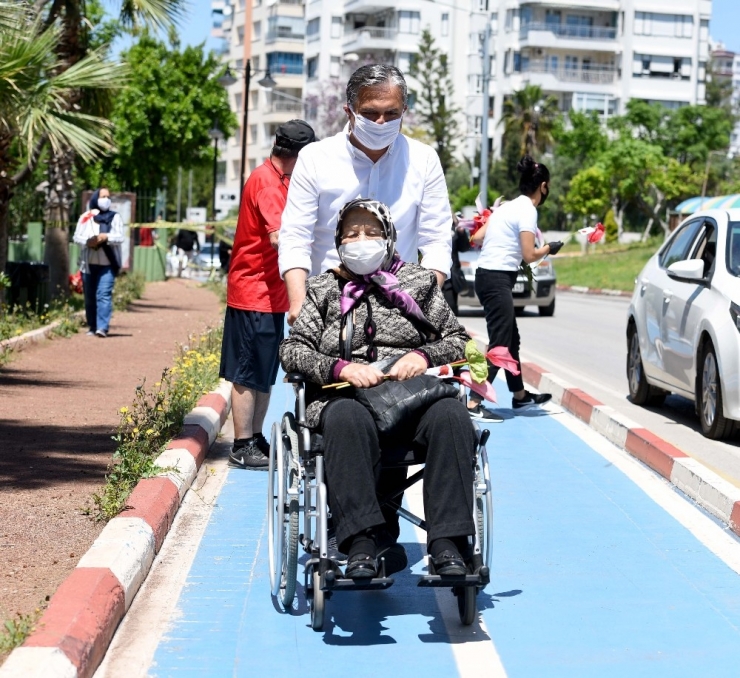 Muratpaşa, Kıdemli Kent Sakinlerini Sokakta Çiçeklerle Karşıladı