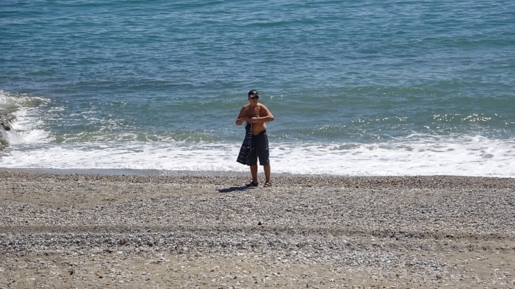 Antalya’da Yasağa Rağmen Denize Girdiler